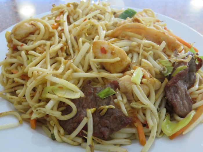 Bami Goreng, mit Schwein, Huhn und Rind - angenehm scharf