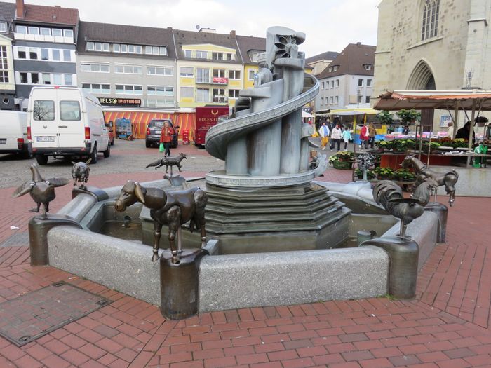 bewegliche Bronzefiguren (vor der Pauluskirche)