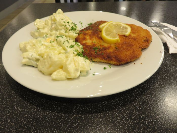 Schnitzel mit Kartoffel-Gurken-Salat