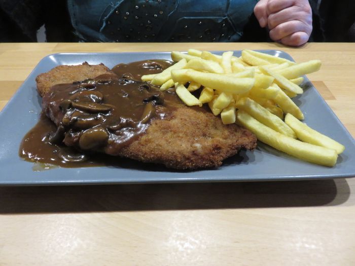 Schnitzel mit Champignon Soße