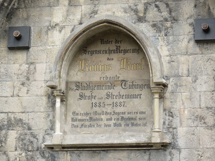 Inschrift an der Stützmauer
