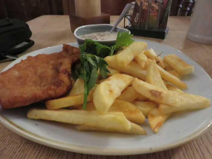 Schnitzel, Pilzsoße im Schälchen