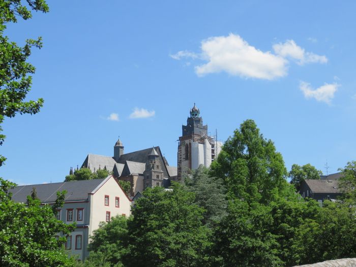 Blick von der Alten Lahnbrücke zum Dom