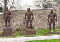 Bild zu Menschen aus Eisen - dreiteilige Skulptur