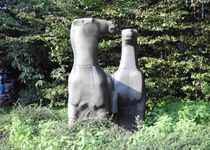 Bild zu Pferdeskulpturen mit Brunnen