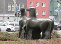 Bild zu Pferdeskulpturen mit Brunnen