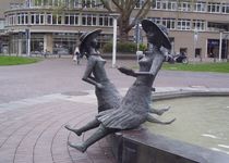 Bild zu Brunnen "Die Lesende" am Hirschlandplatz (von Reinhard Kleinhans)