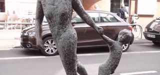 Bild zu Mutter mit Kind - Skulptur