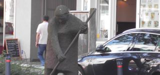 Bild zu Straßenkehrer - Skulptur