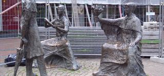 Bild zu Marktfrauen - Bronzeskulpturen