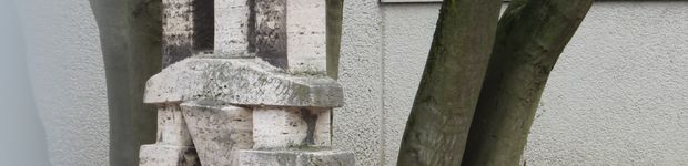 Bild zu Steinerner Baum - Skulptur (am Phoenix-Gymnasium)