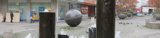 Bild zu Brunnen und Platz, gestaltet von Ernst Rasche (1974)