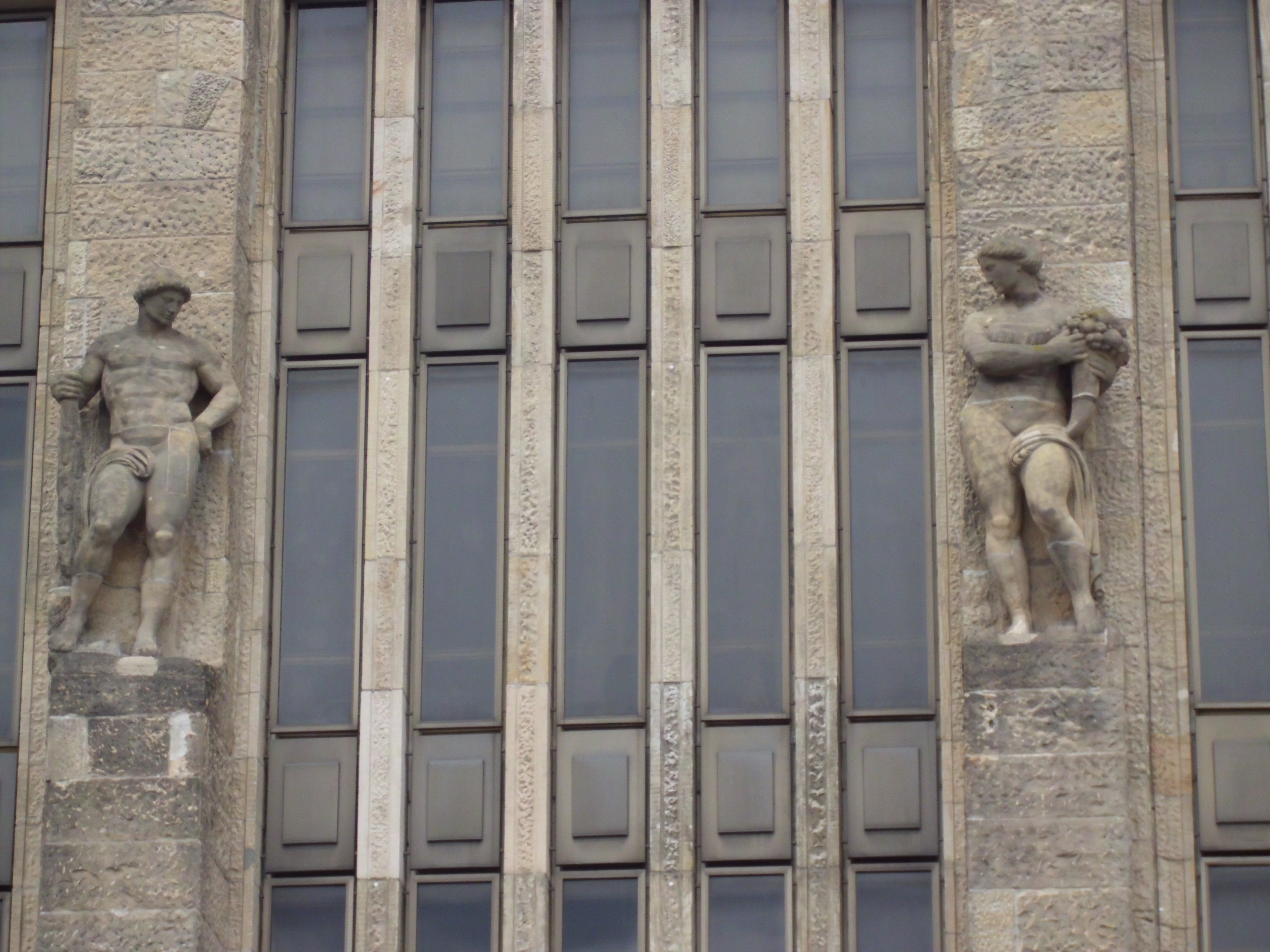 Allegorische Figuren an der Fassade, Hansaplatz