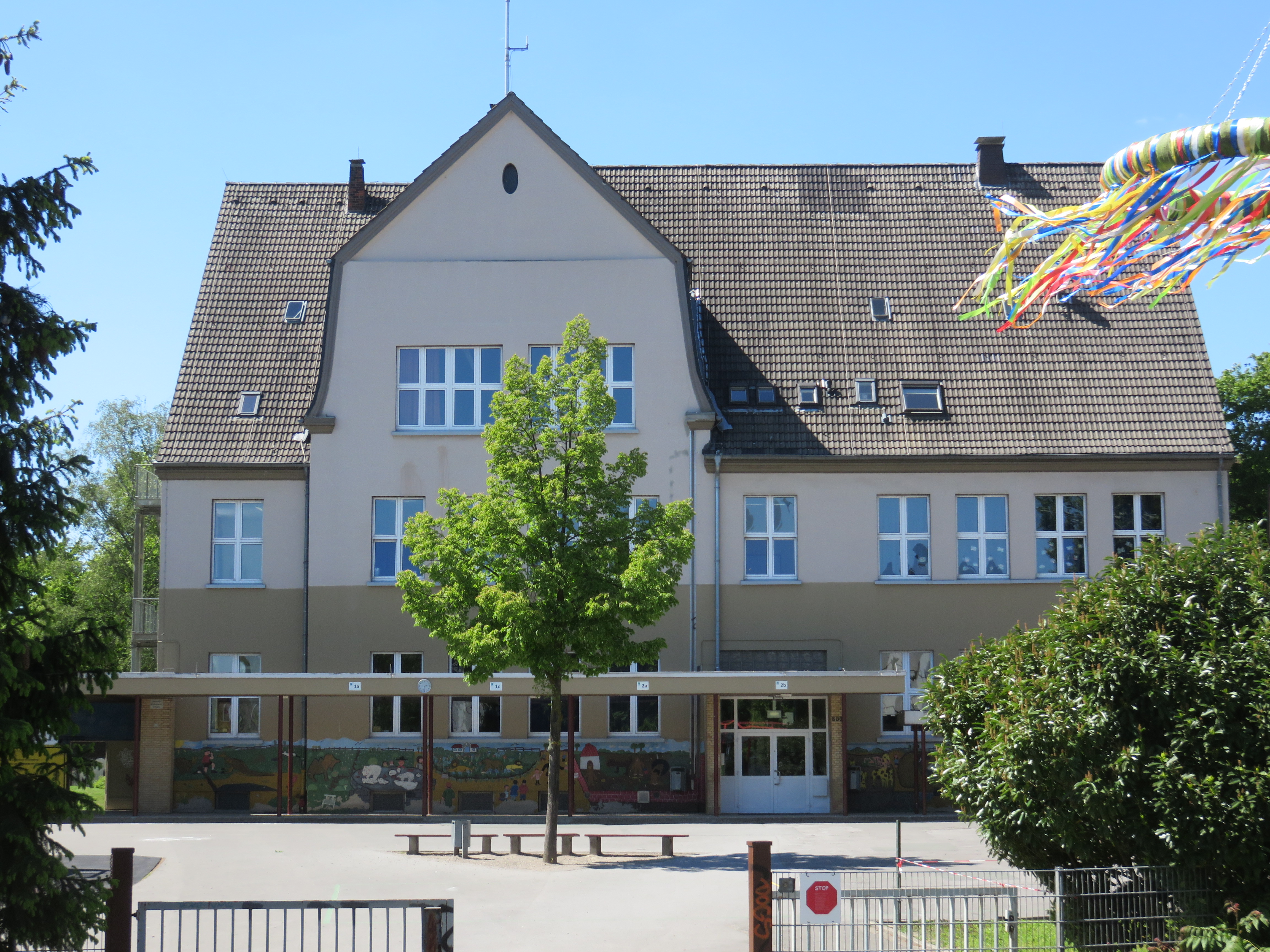 Zugang über den Schulhof