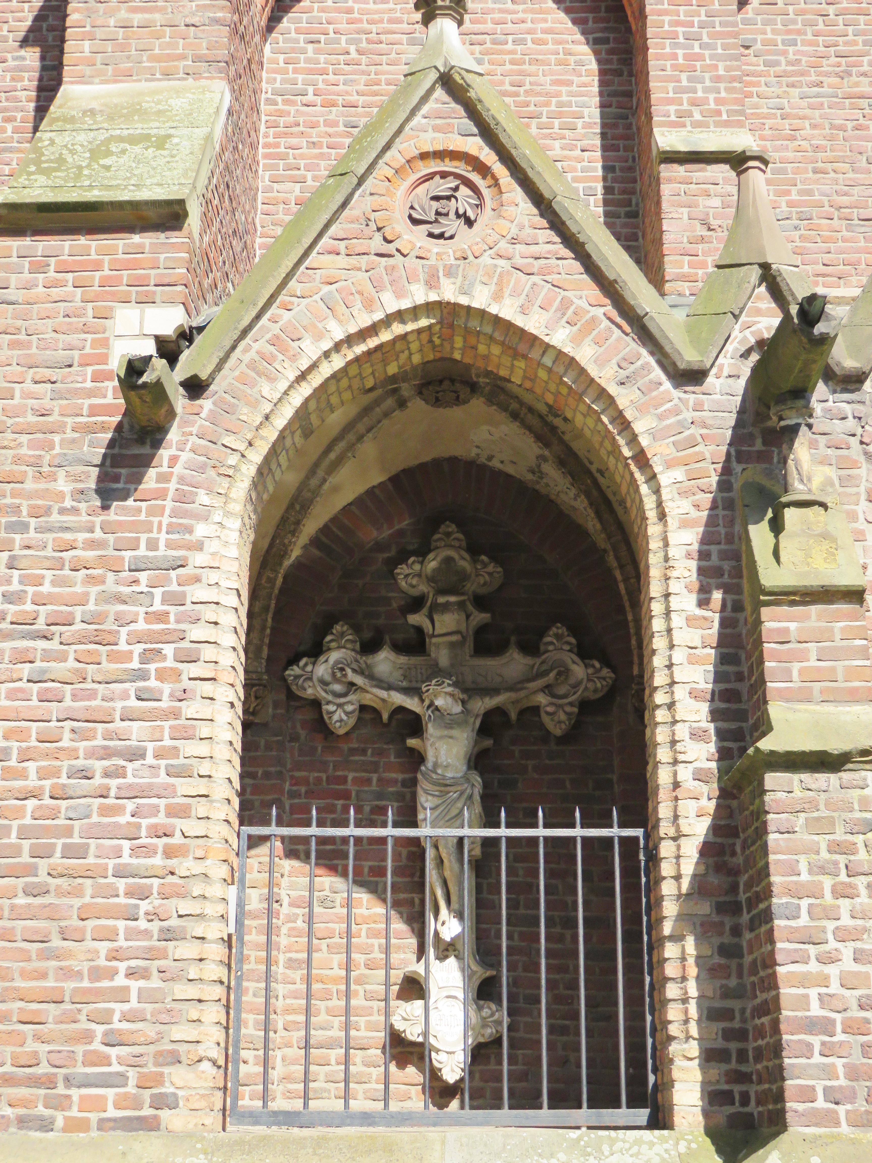 Das große Kruzifix an der Südseite