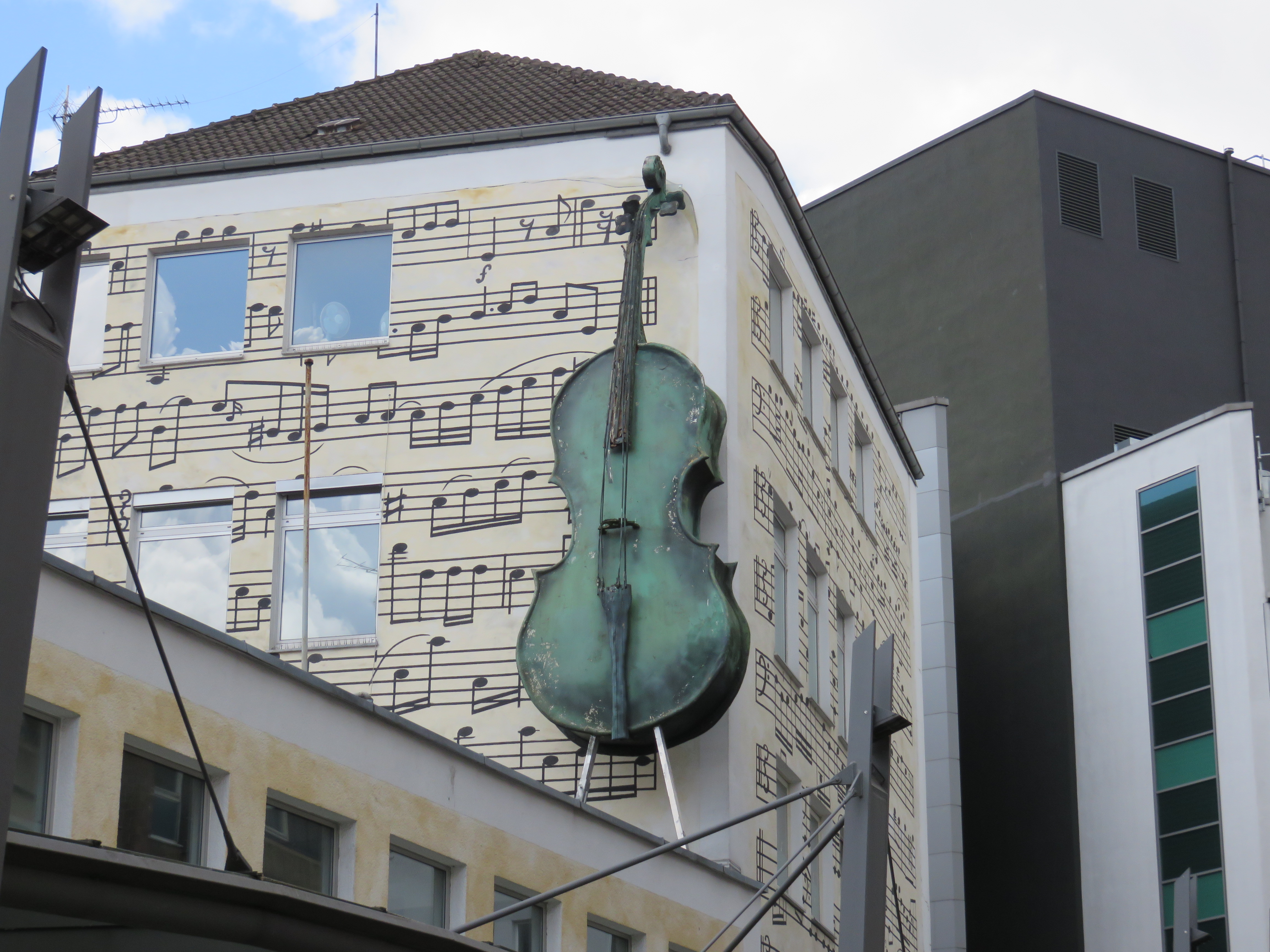 Bass (Bronze) am Nachbargebäude