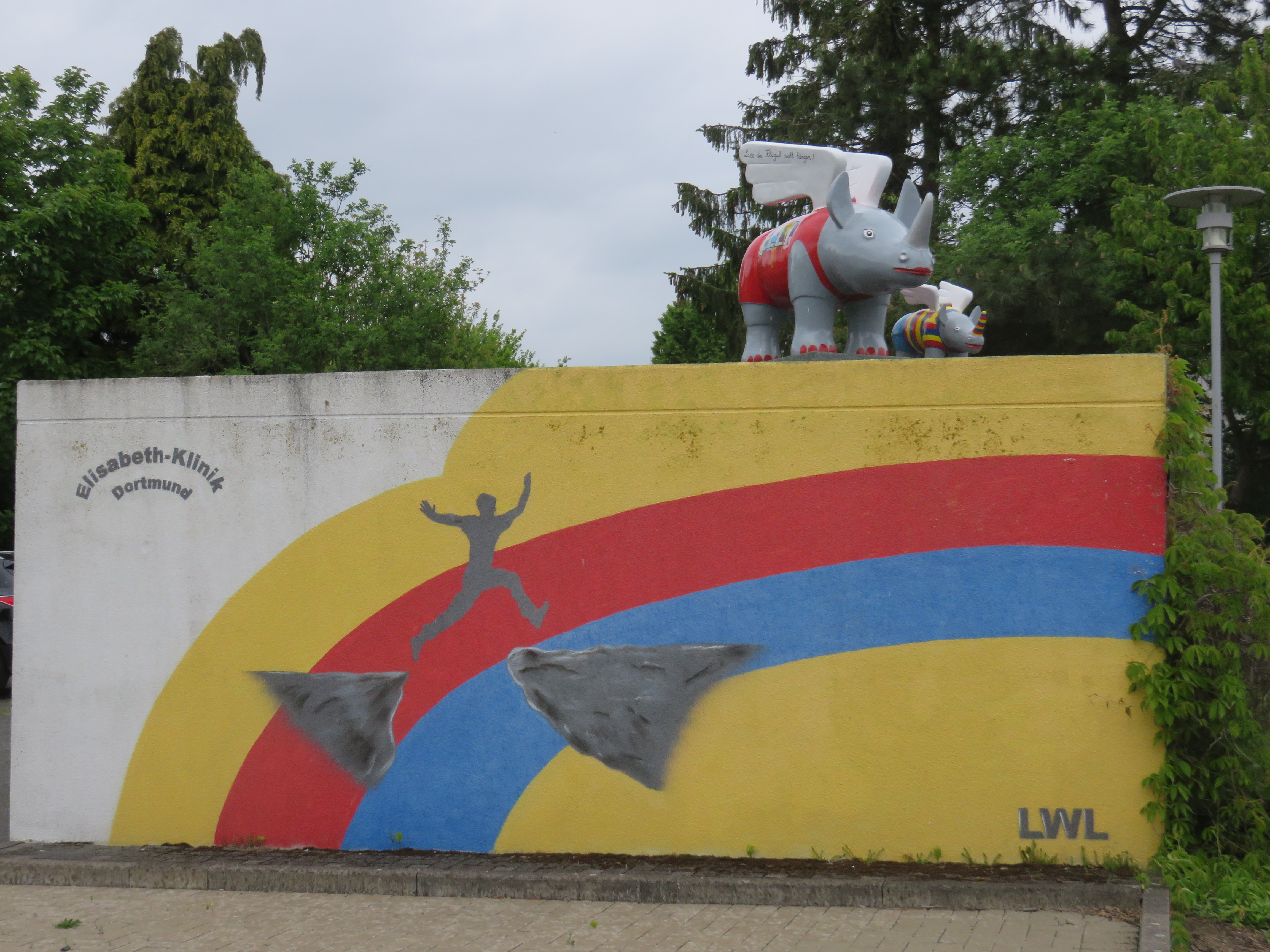 Geflügeltes Nashorn 'Elli' mit Kind am Parkplatz