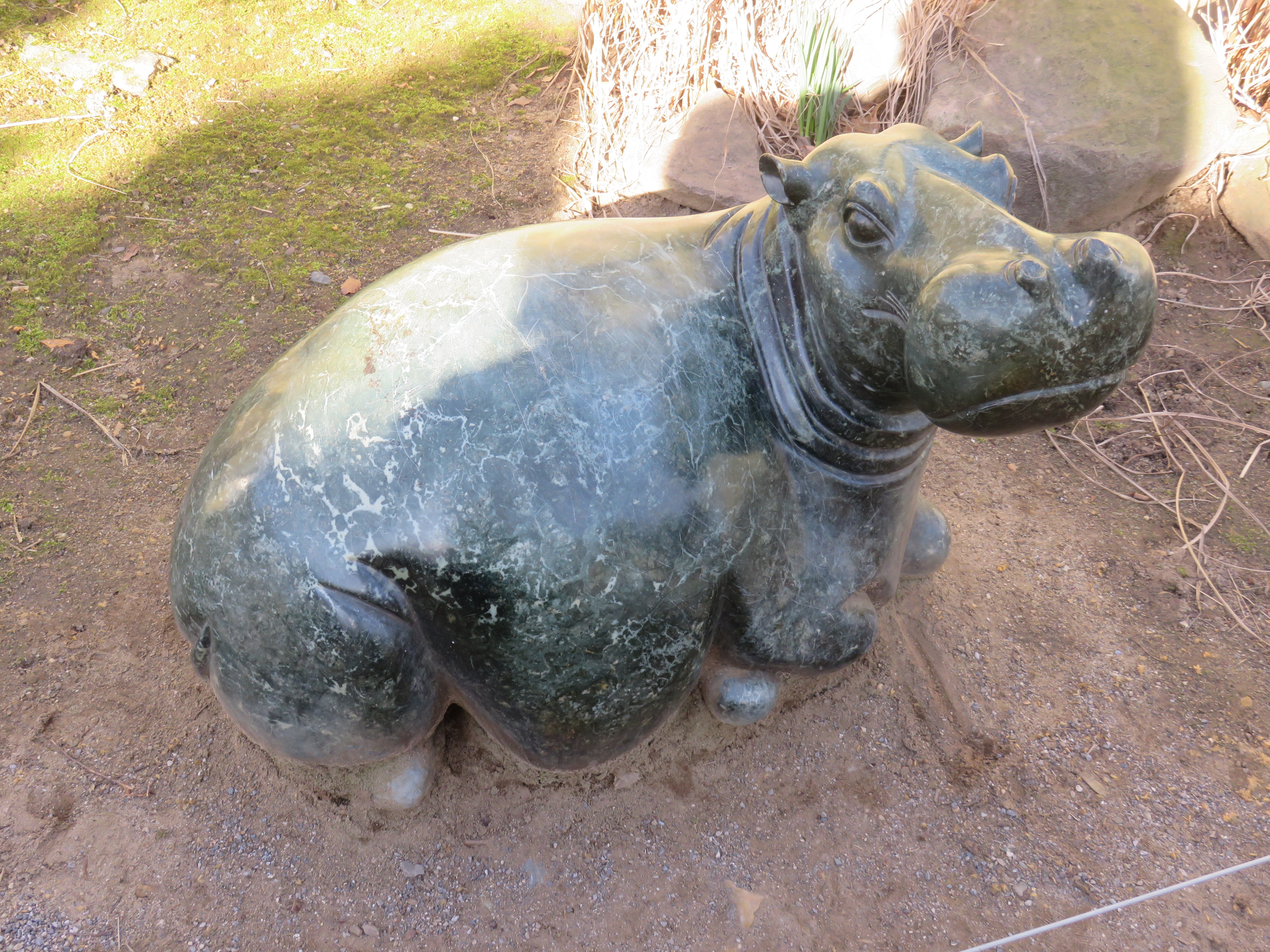 Am Hippodom: Stein-Flusspferd A