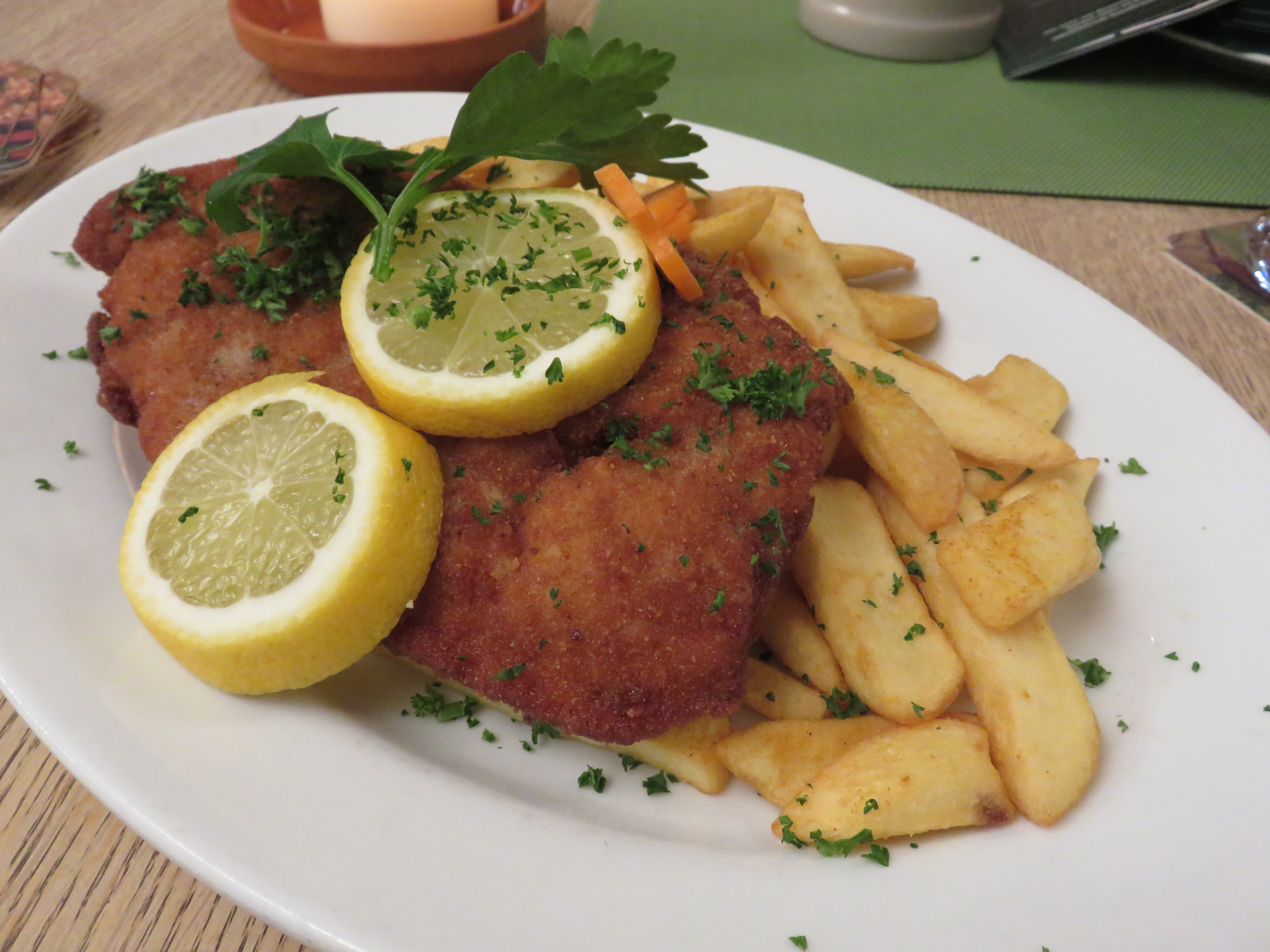 Schnitzel Wiener Art mit Brauhausfritten