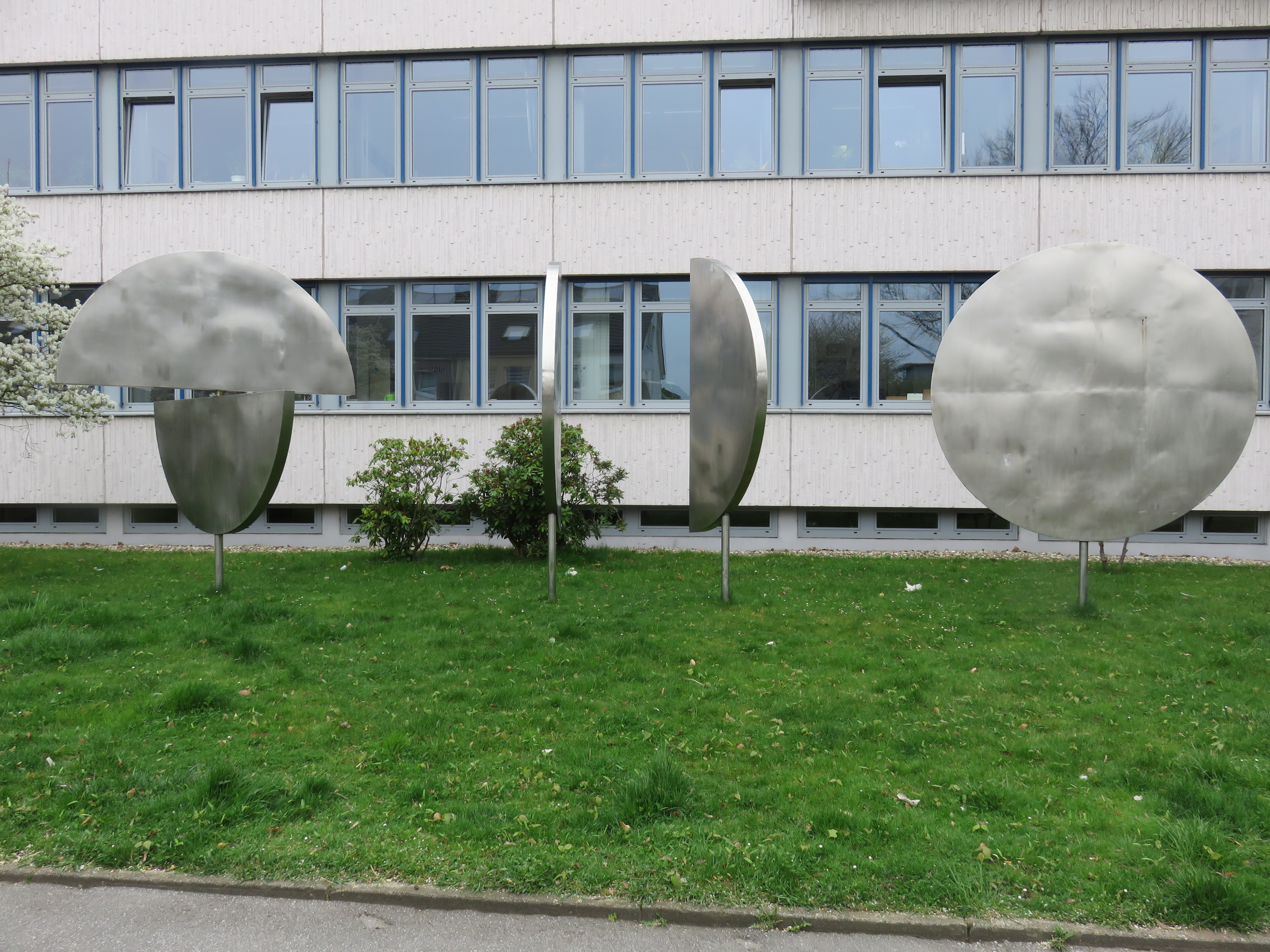 Bewegliche Skulptur vor dem Gebäude