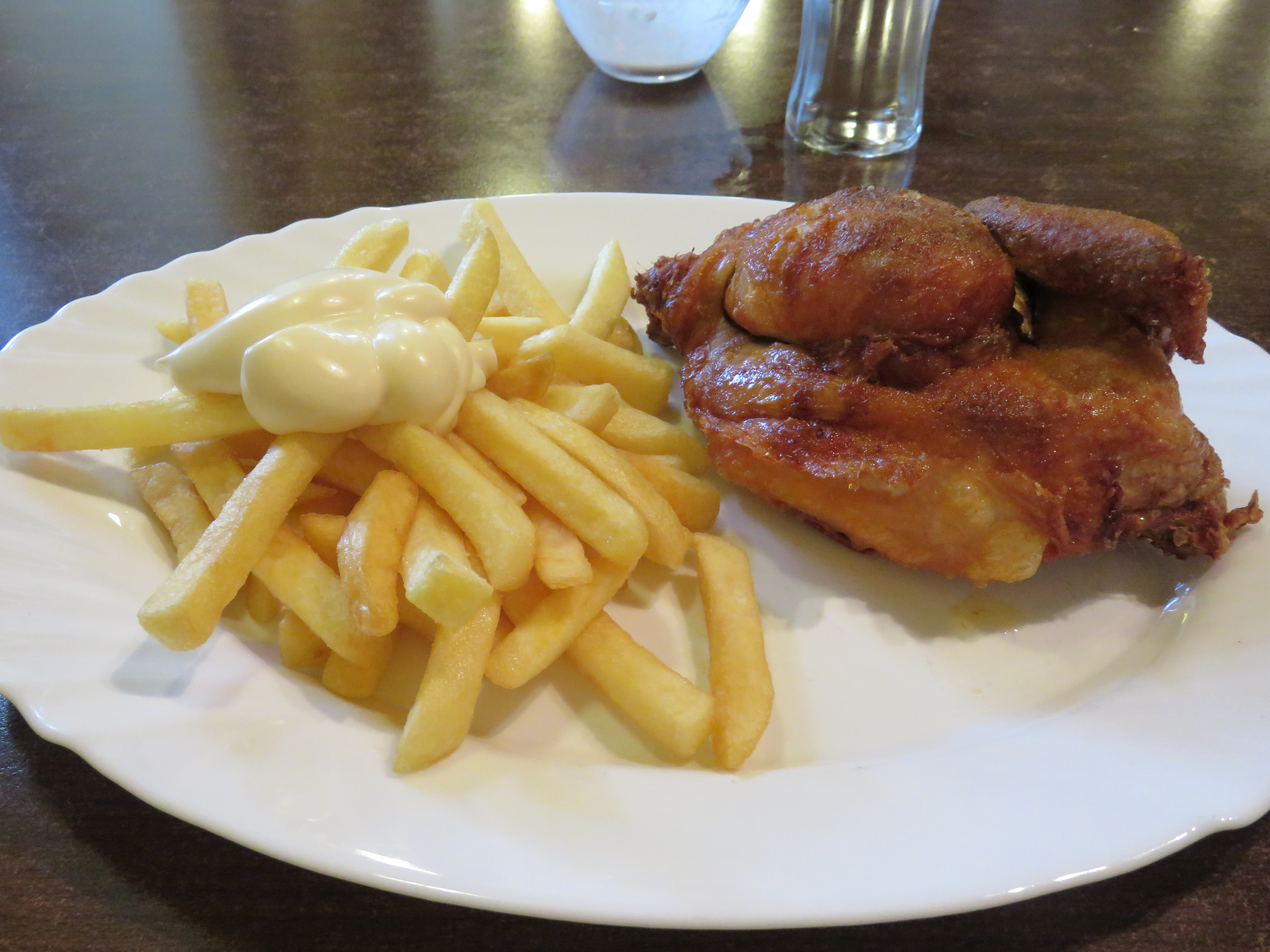 Halbes Hähnchen mit Pommes und ungewollter Mayo