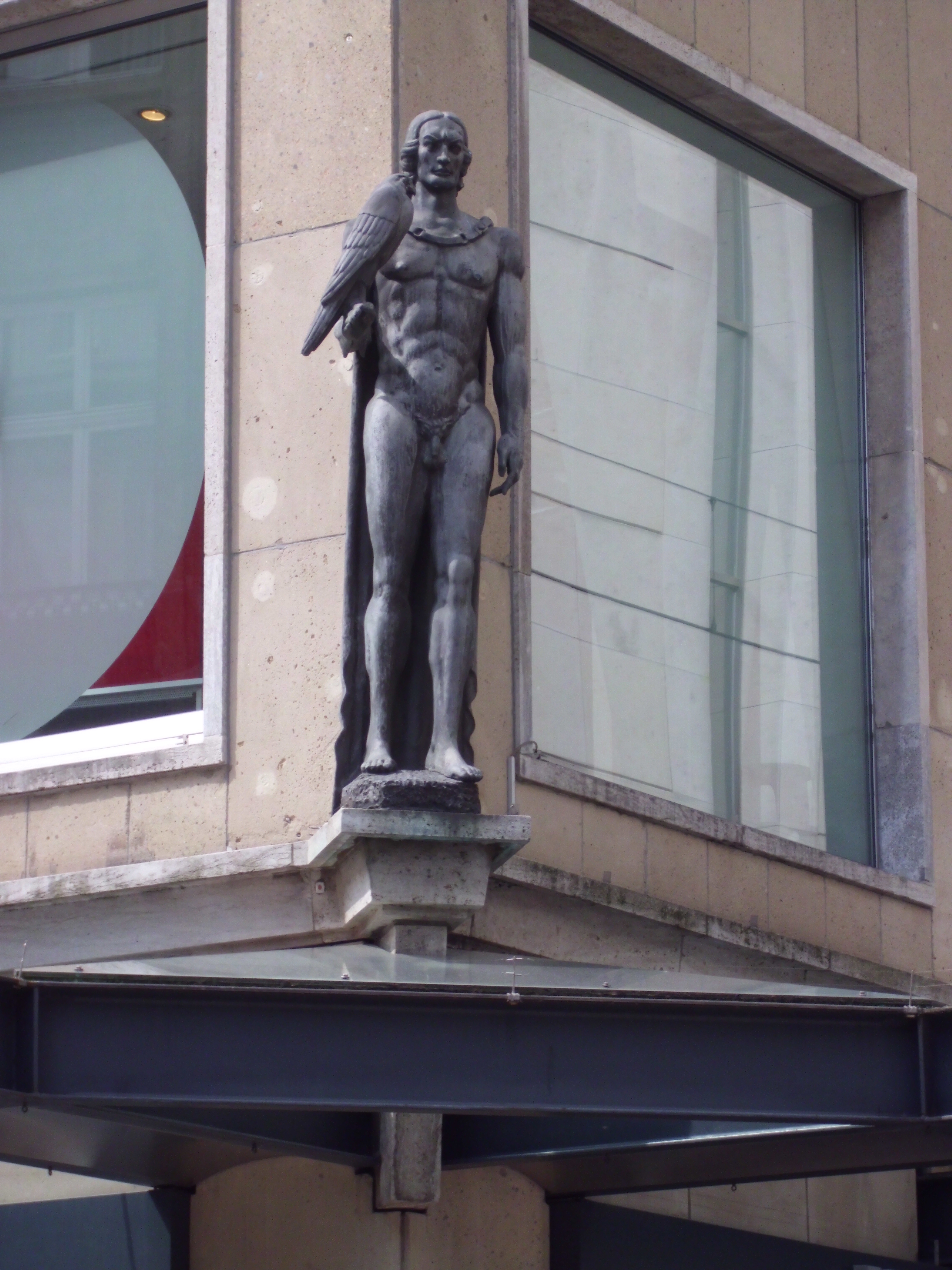 Skulptur an der Fassade