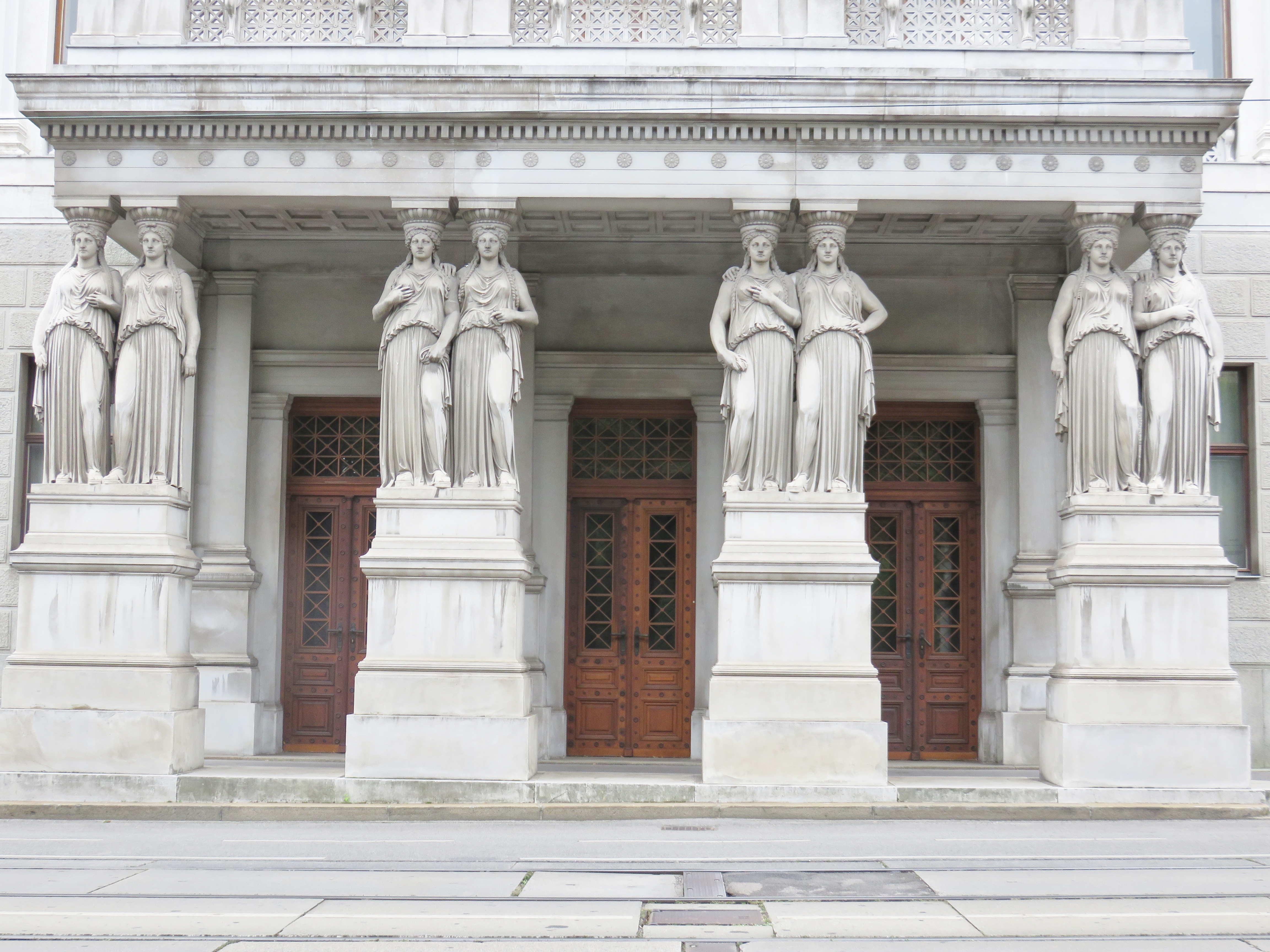 Wien: Seiteneingang im Parlamentsgebäude