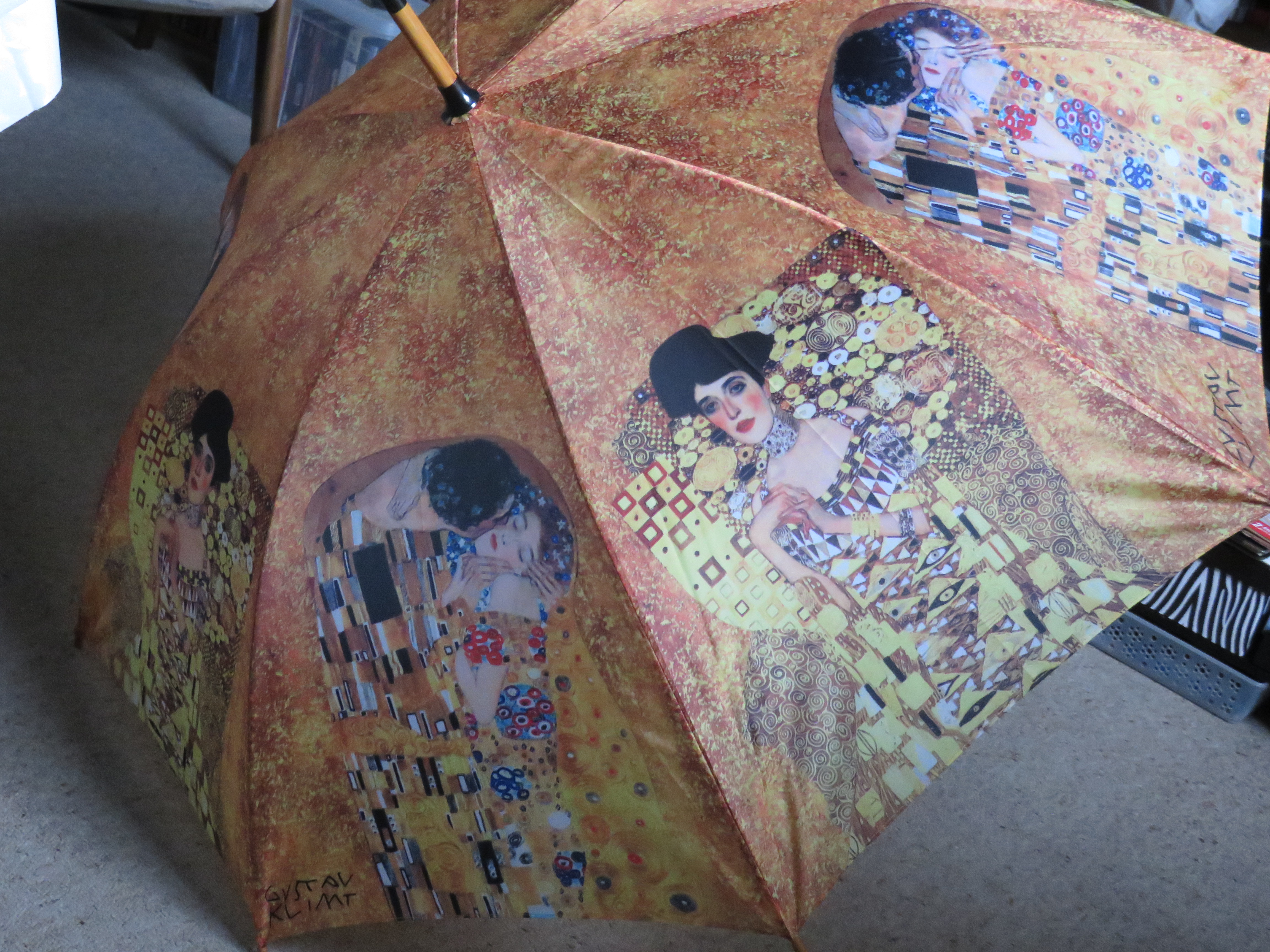 Motive von Gustav Klimt auf einem Schirm von Goebel
