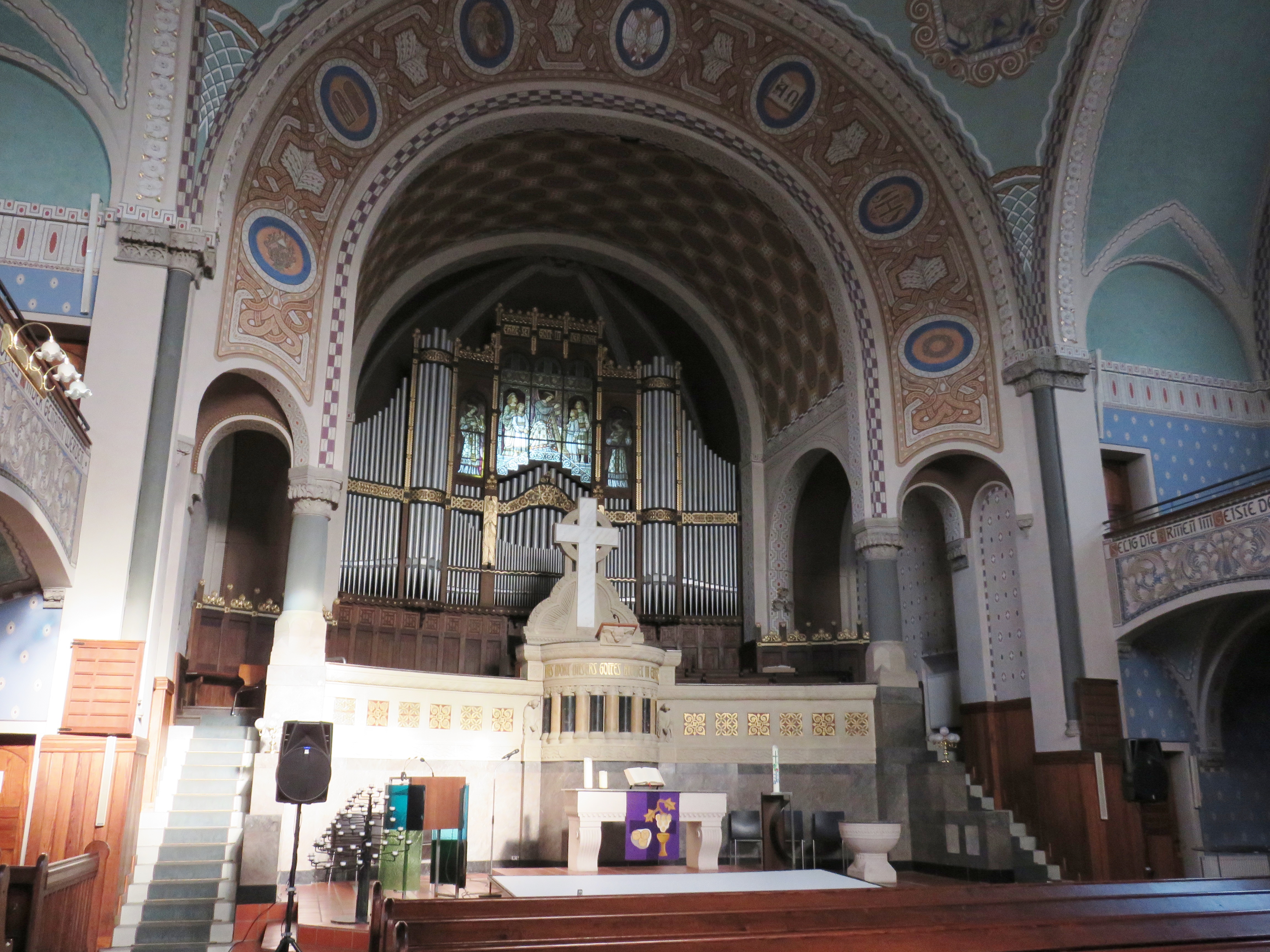 Altar und Orgelempore