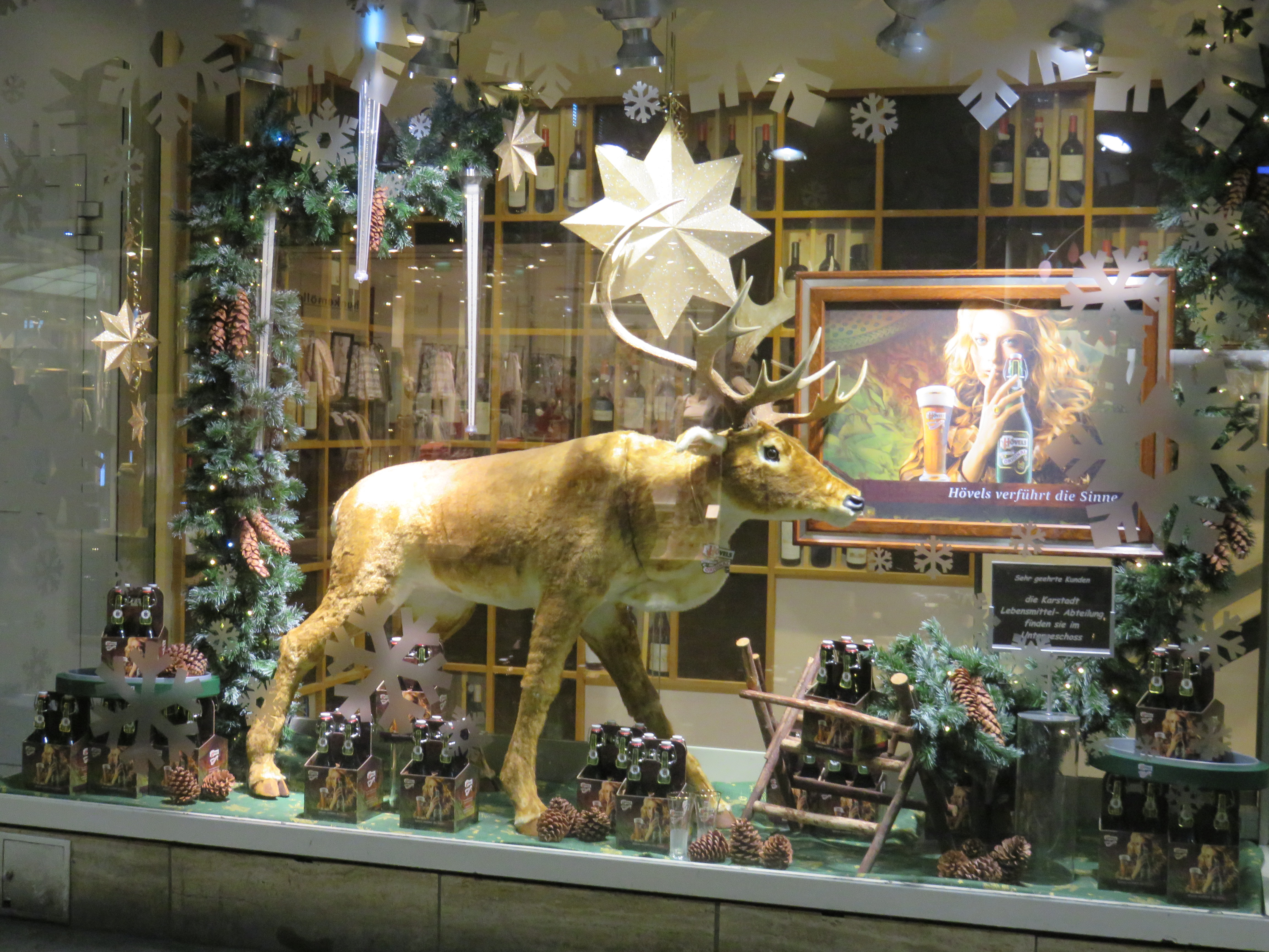 weihnachtlich dekoriertes Schaufenster