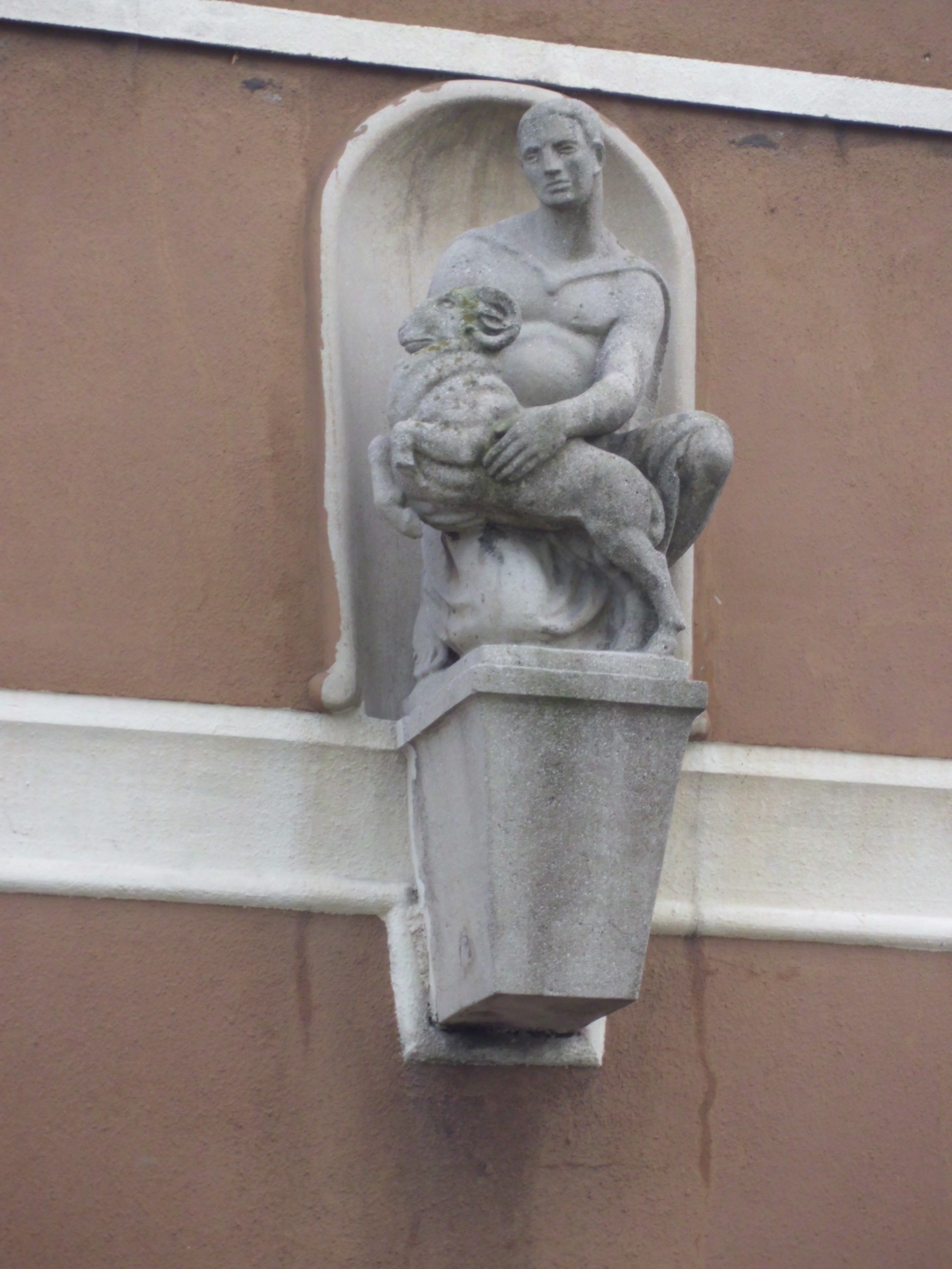 Skulptur am Haus