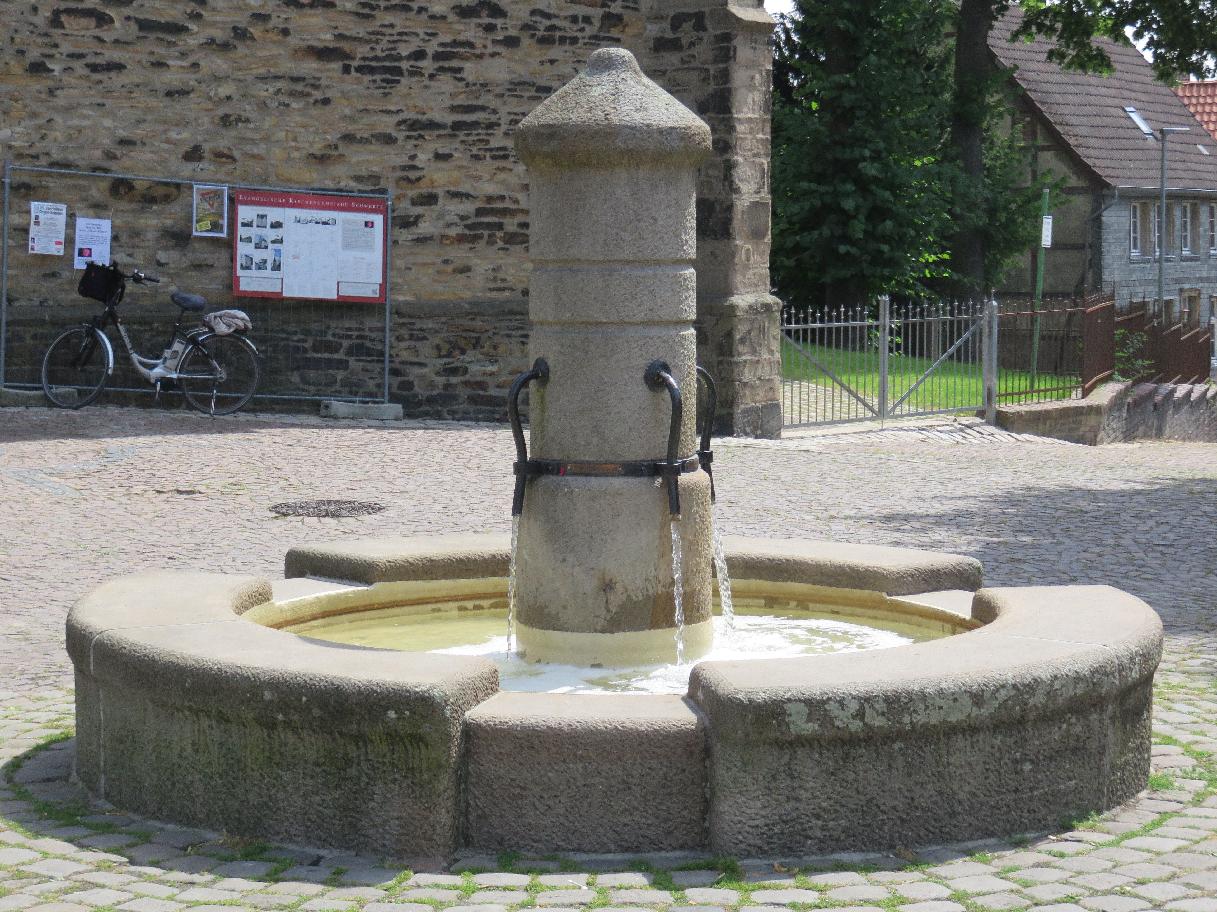 Brunnen vor der Kirche