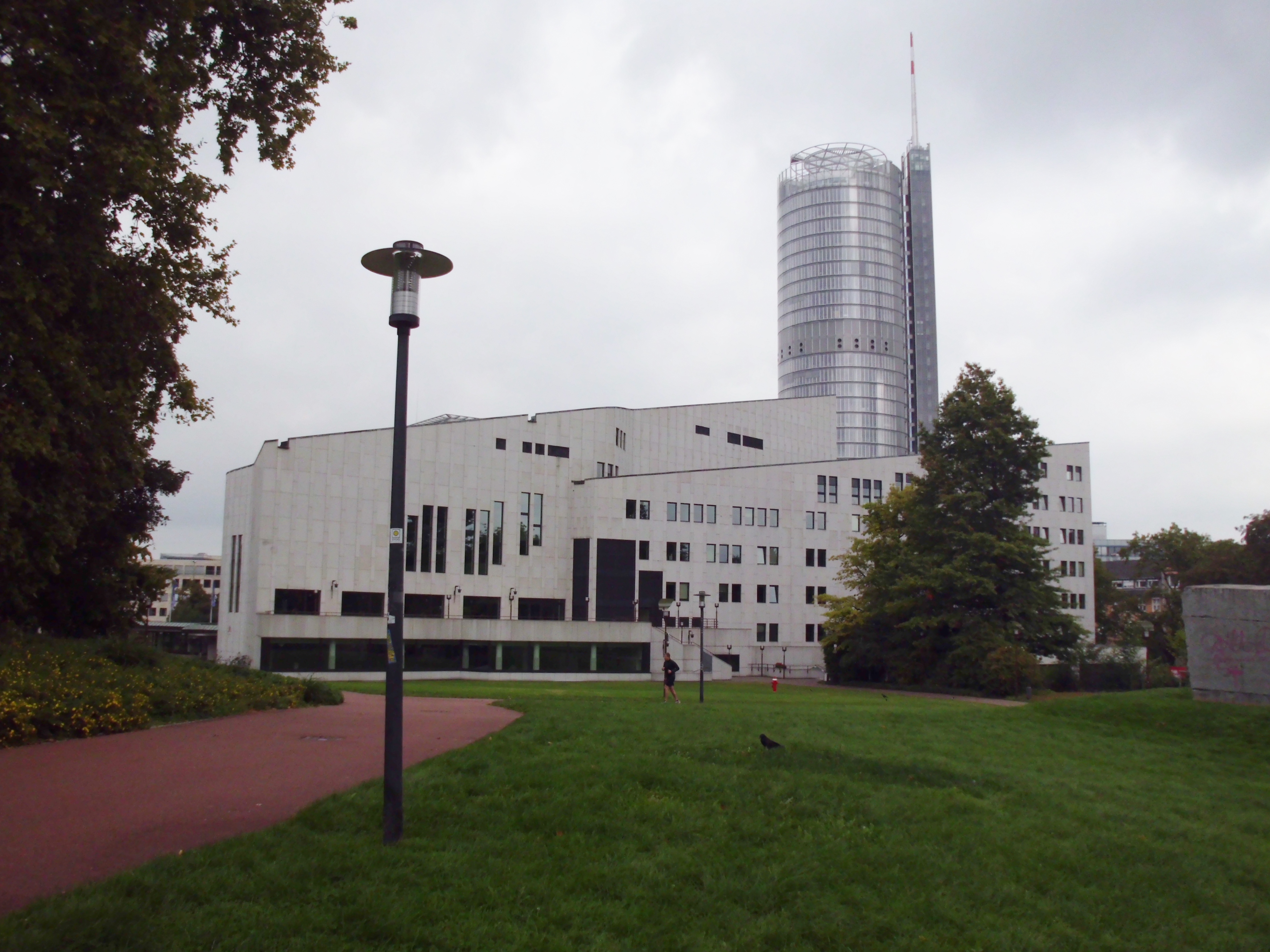 Das Theater und der Siemens Tower