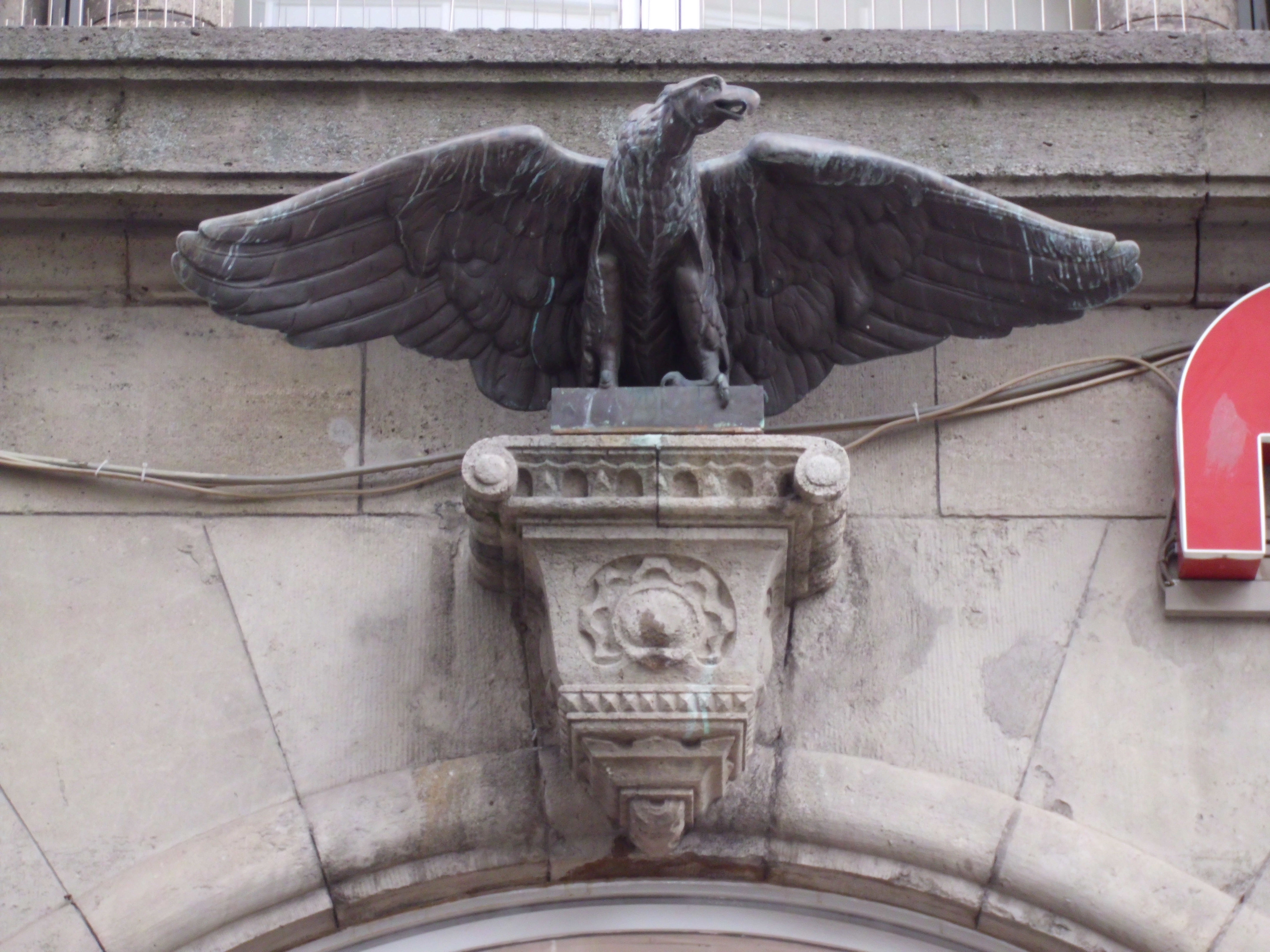 Adler über dem Eingang