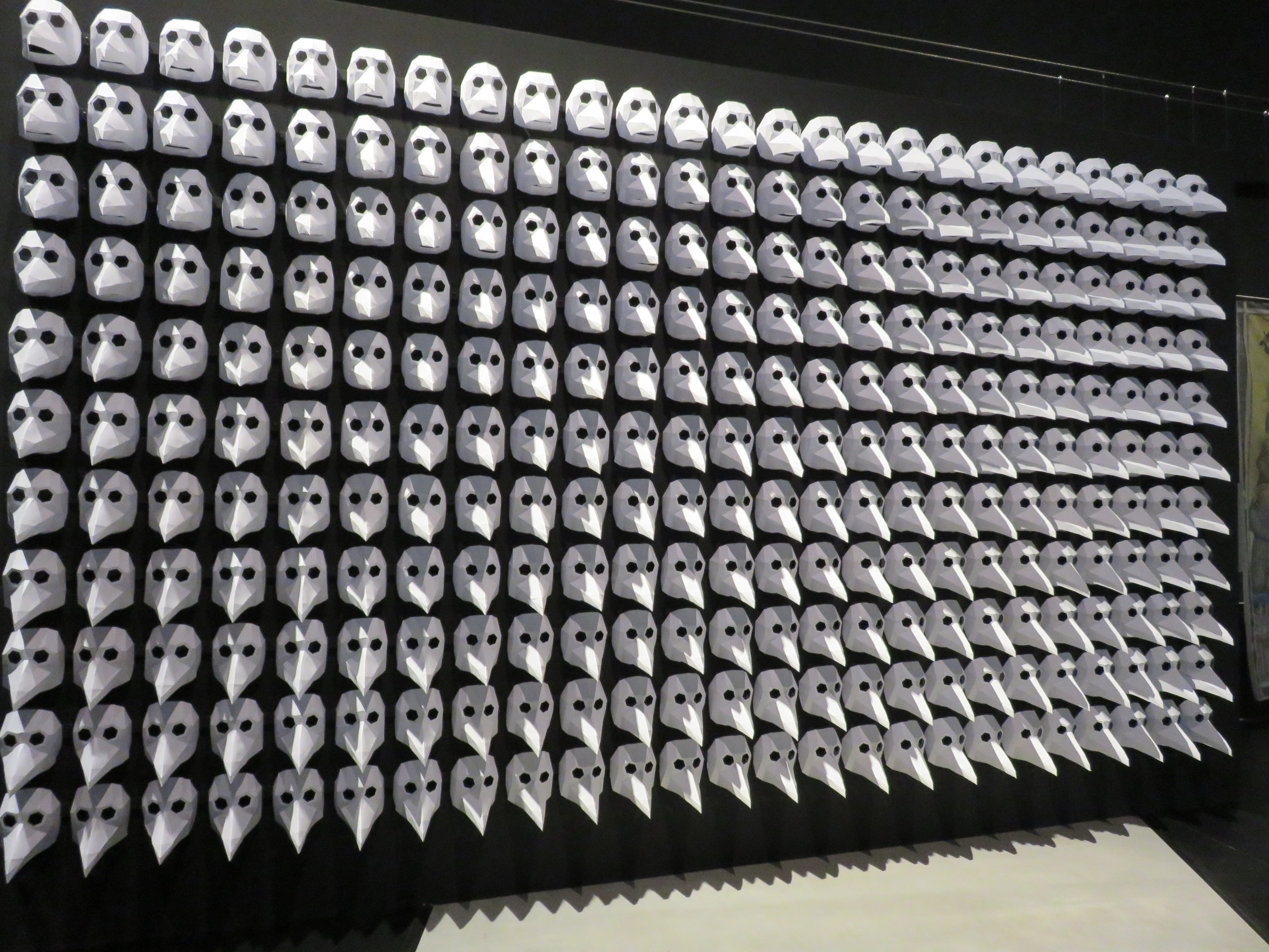 Ausstellung 'Pest!' - Wand mit 300 Pestmasken