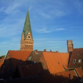 Blick über die Dächer von Lüneburg - links St. Johannis, rechts der Wasserturm