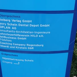 Hinweistafel vor Gebäude D 75 des Gewerbeparks, u.a. auf NetBusiness GmbH