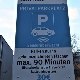 Tafel an einem EDEKA-Parkplatz