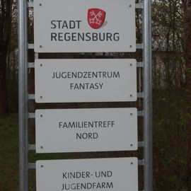 Tafel der Stadt Regensburg am Eingang der Taunusstr. 5