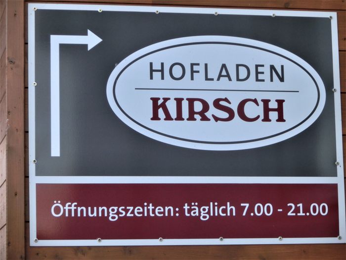 Tafel zur größeren Straße hin