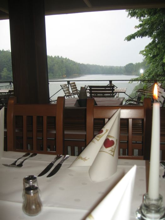 Blick vom Restaurant über dieTerrasse zum See