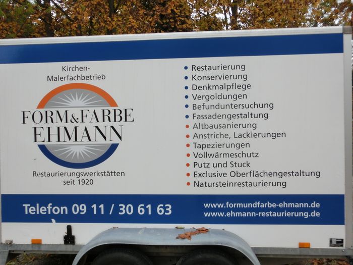 Schrift auf Firmen-Fahrzeug