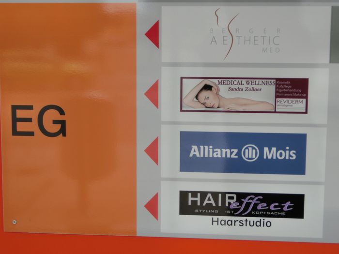 Hinweistafel im Treppenhaus des Service-Center-Sallern u.a. auf den Friseur Hair Effect