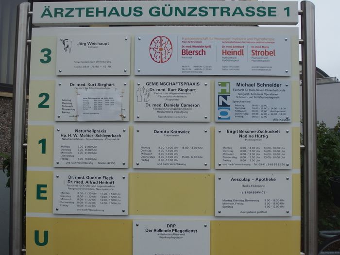 Hinweisschid u.a. zum Heilpraktiker Molitor-Schleyerbach in der Günzstr. 1