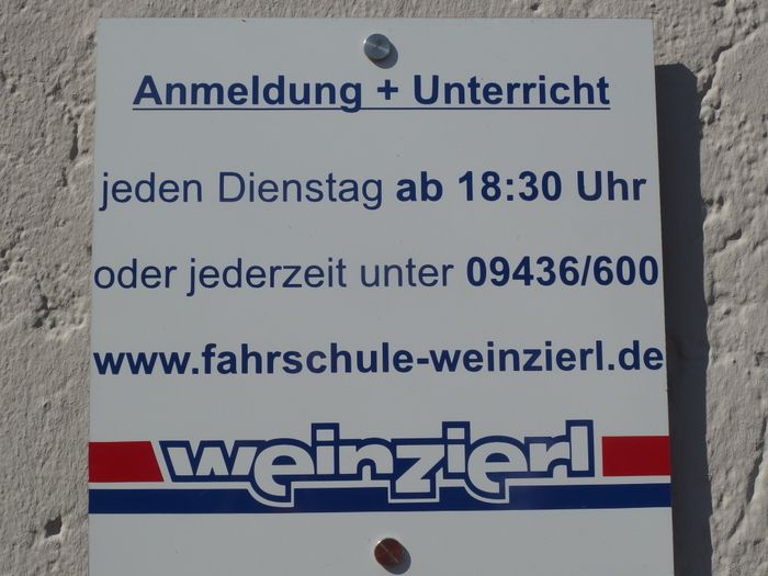 Tafel am Gebäude der Fahrschule Weinzierl