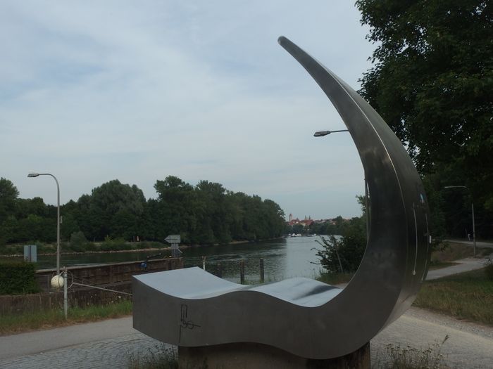 Kunstwerk an der Donau, Blick Richtung Altstadt