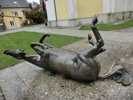 Bild zu Bronze-Statue Wälzende Stute