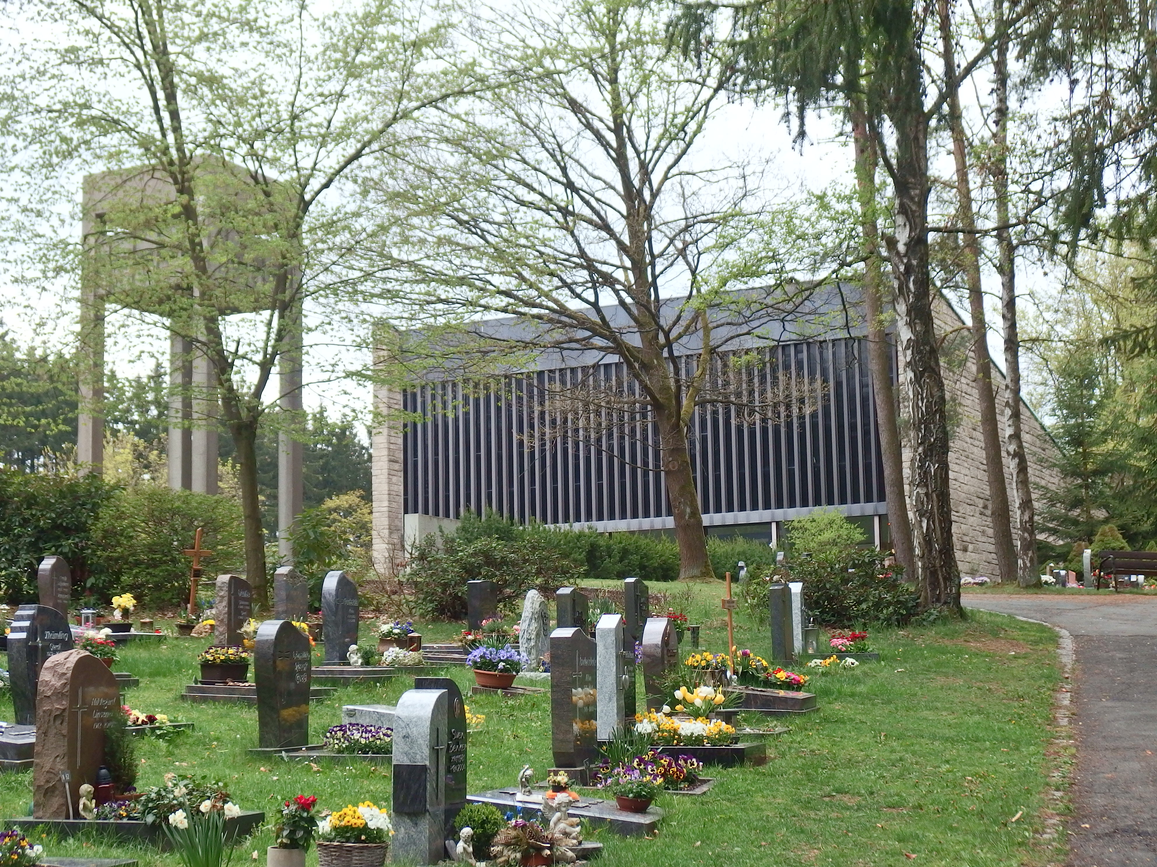 die Firma hat ihren Sitz am Friedhof