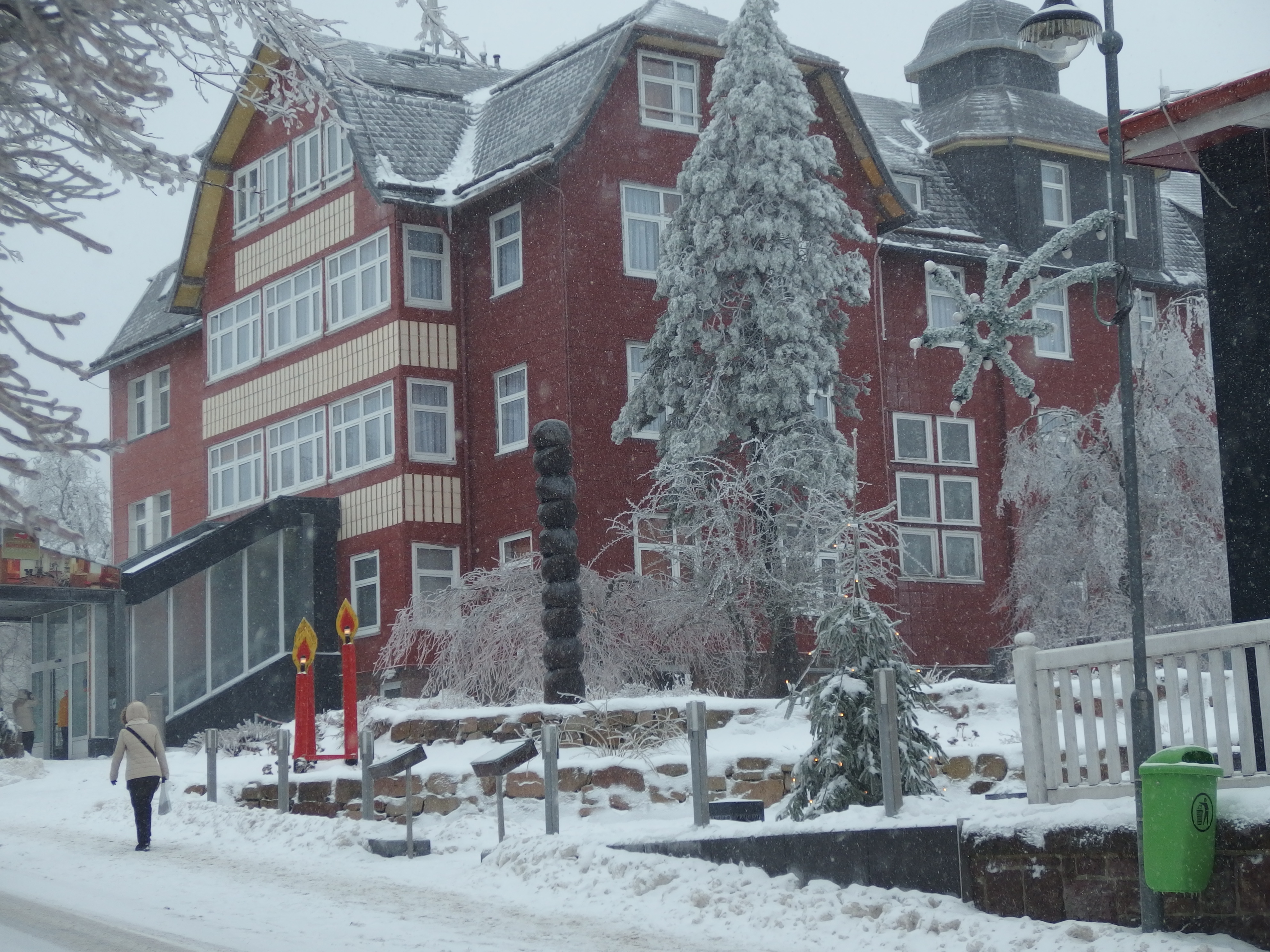 Berghotel Oberhof  im Winter von der Stra&szlig;e aus
