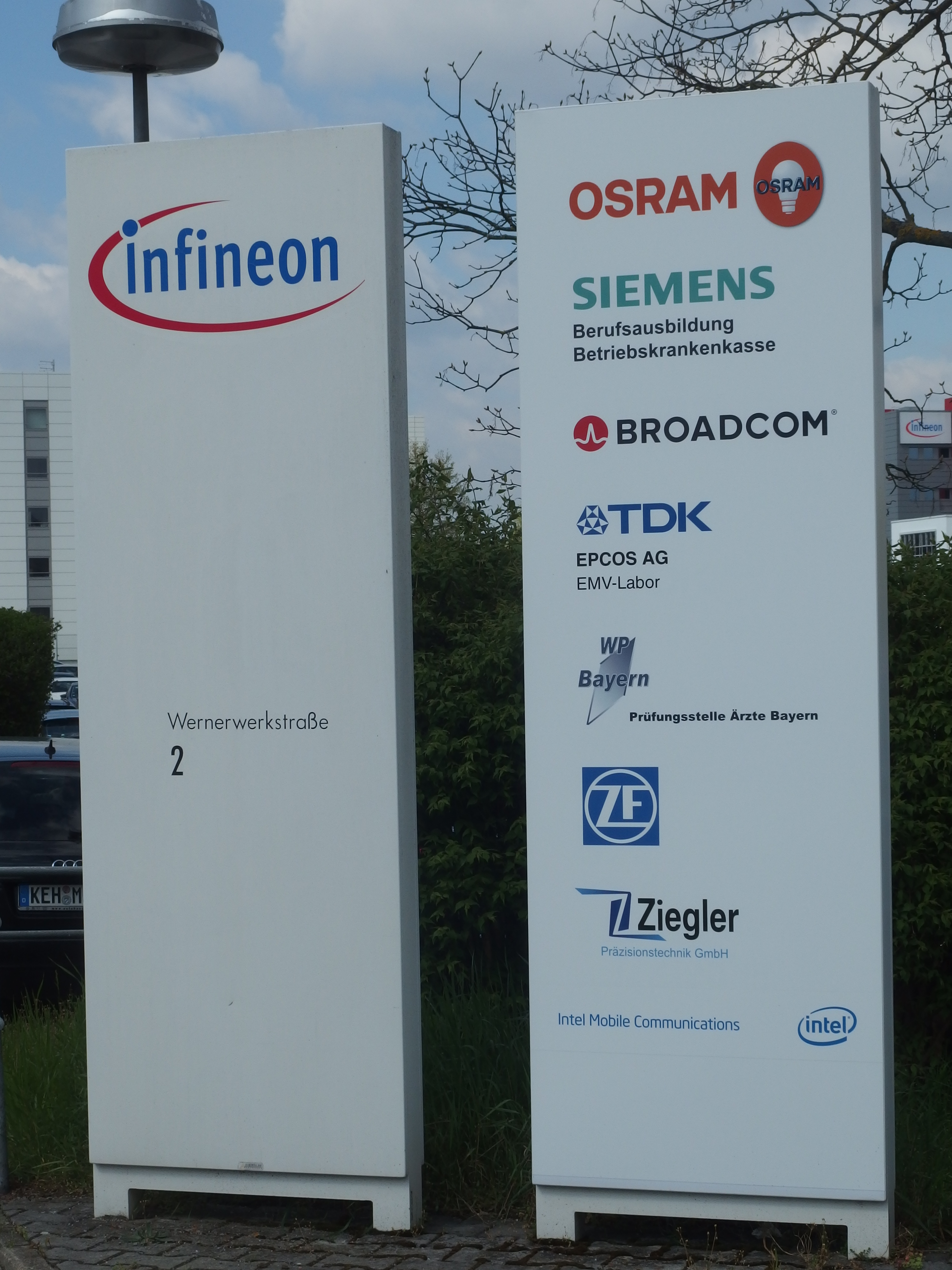 Hinweistafel mit den auf dem Infineon-Gelände befindlichen Firmen